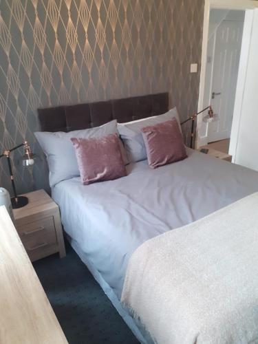 Liverpool Swan Lodge Spacious Contractor Corporate OR Leisure Accommodation 3 Large double rooms and parking on street by Galaxy Property Investments Ltd, Bayberry (NY), United Kingdom