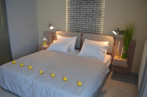 een slaapkamer met een bed met tennisballen erop bij Galaxy City Hotel in Limenas