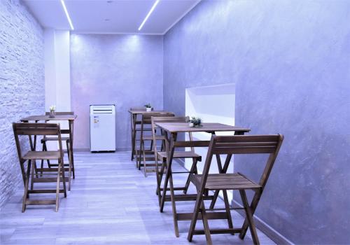 een rij tafels en stoelen in een kamer bij La Rosa Antica in Avetrana