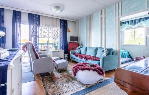sala de estar con sofá y mesa en Capitano, en Lahti