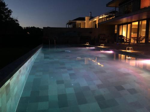 - une piscine de nuit avec un bâtiment dans l'établissement Morat Gaste Zimmer, à Morat