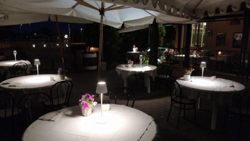 a group of tables with flowers on top of them at Hotel Ristorante alla Campagna in San Giovanni Lupatoto