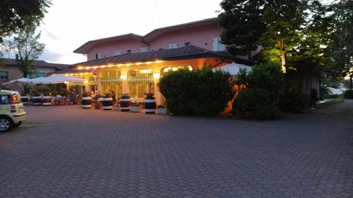 un bâtiment avec des lumières sur le côté d'une rue dans l'établissement Hotel Ristorante alla Campagna, à San Giovanni Lupatoto