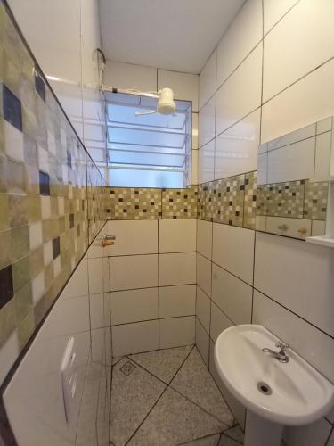 ein Badezimmer mit Waschbecken und Toilette in der Unterkunft Pousada avenida 03 com ar condicionado in São Thomé das Letras
