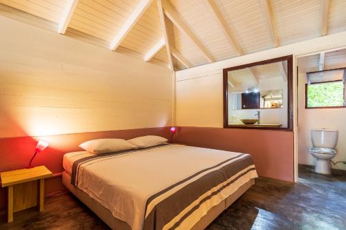 1 dormitorio con 1 cama y aseo en una habitación en Beach Studio Aerial at Lac Bay en Kralendijk