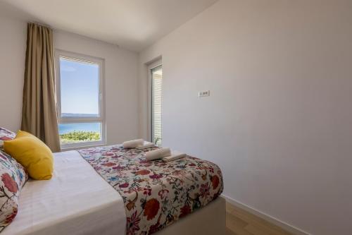 - une chambre avec un lit et une fenêtre dans l'établissement Apartment Anamarija, à Split