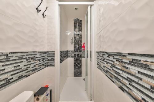 ein Bad mit weißen Wänden und einem WC in einem Zimmer in der Unterkunft Studio Le Rosier - Paris Gare du Nord en 15 min - in Deuil-la-Barre