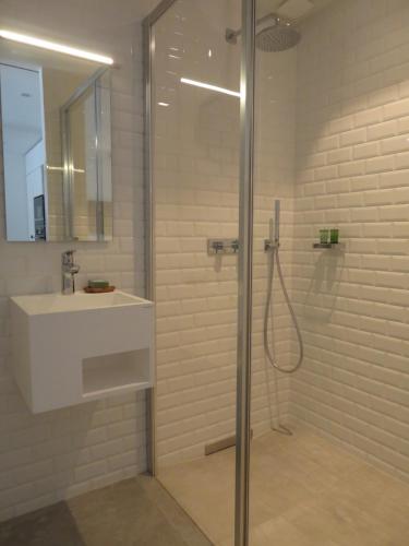 y baño con ducha y lavamanos. en Les Ecuries - Triplex contemporain avec jardin en Aviñón