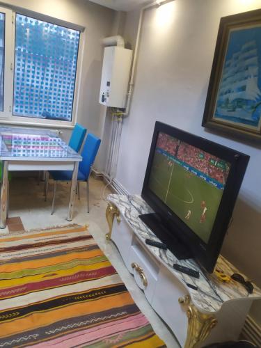 een woonkamer met een flatscreen-tv op een tafel bij Üsküdar home in Istanbul