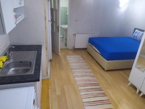 een kleine kamer met een bed en een wastafel bij Üsküdar home in Istanbul