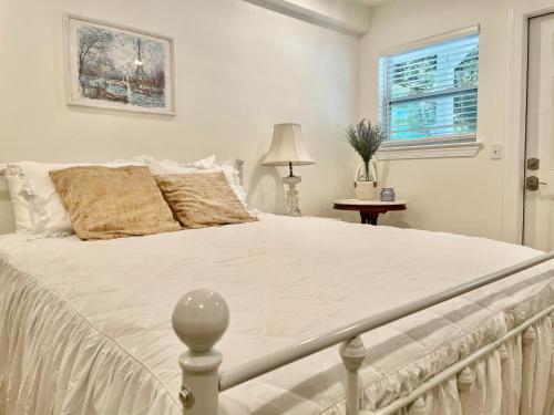 Un pat sau paturi într-o cameră la Hidden Valley B&B