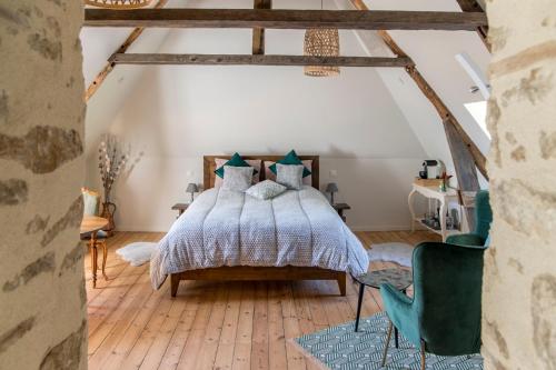 Postel nebo postele na pokoji v ubytování Le Prieuré Saint-Malo de Dinan