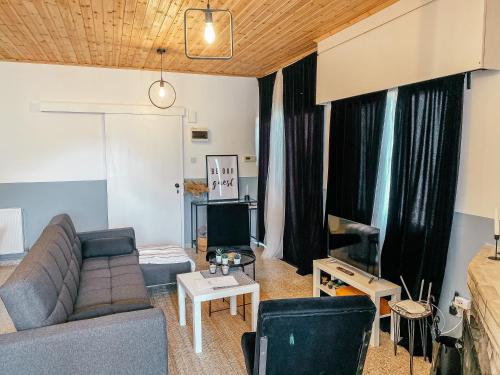 ein Wohnzimmer mit einem Sofa und einem TV in der Unterkunft Milea Mansion in Limassol
