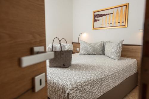 een slaapkamer met een bed met een mand erop bij Seia Mountain Wellness in Mezzolago