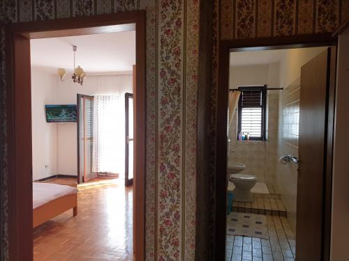 bagno con servizi igienici e lavandino in camera di Assato Retro Apartment a Vodice