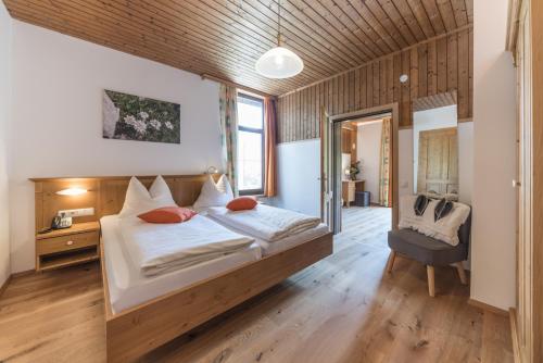 Postel nebo postele na pokoji v ubytování Hotel Gasthof Gribelehof
