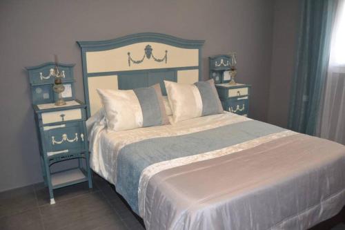 Posteľ alebo postele v izbe v ubytovaní Apartamentos NayDa Gran casa con piscina