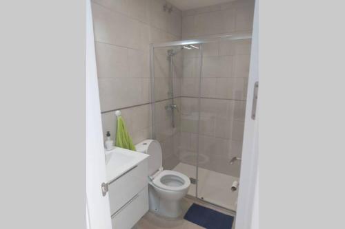 uma casa de banho com um WC branco e um chuveiro em Casa totalmente nueva a 50 metros de la playa em El Palmar