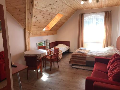 Postel nebo postele na pokoji v ubytování Gościniec Twoje Mazury nad jeziorem Śniardwy tuż obok plaży
