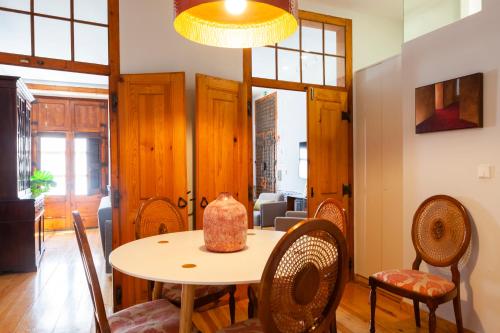 Alfama Terrace Apartment With Authentic XVIII Tiles And Historic Notes 3 Bedrooms & 2 Bathrooms AC