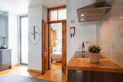 Alfama Terrace Apartment With Authentic XVIII Tiles And Historic Notes 3 Bedrooms & 2 Bathrooms AC