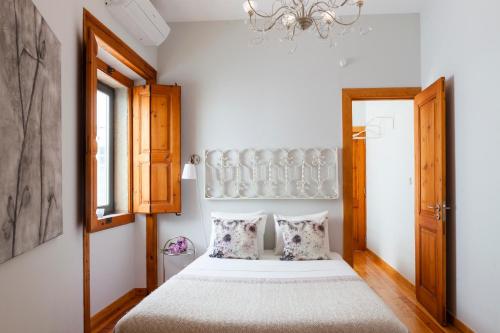 Alfama Terrace Apartment With Authentic XVIII Tiles And Historic Notes 3 Bedrooms & 2 Bathrooms AC