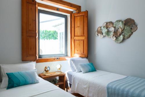 Alfama Terrace Apartment With Authentic XVIII Tiles And Historic Notes 3 Bedrooms & 2 Bathrooms AC