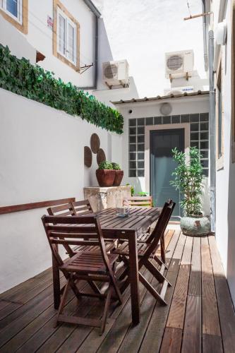 Alfama Terrace Apartment With Authentic XVIII Tiles And Historic Notes 3 Bedrooms & 2 Bathrooms AC