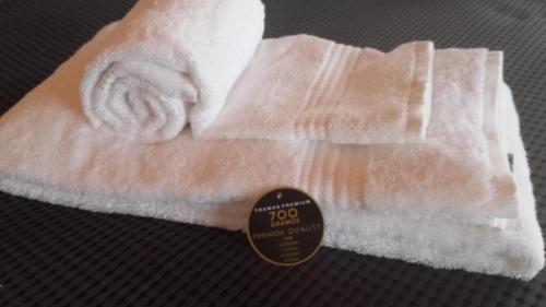 een witte handdoek met een sticker erop bij BELCH1952 in Lagos