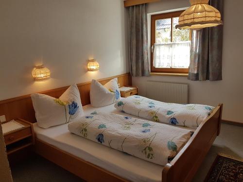 Postel nebo postele na pokoji v ubytování Alp-Aren - Silvretta Card Premium Betrieb