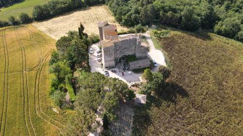 un viejo castillo en medio de un campo en Agriturismo Castello Di Belforte, en Todi