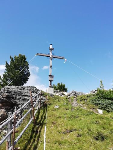 a cross on top of a hill with a fence at Apartement Flörl in Rohrberg