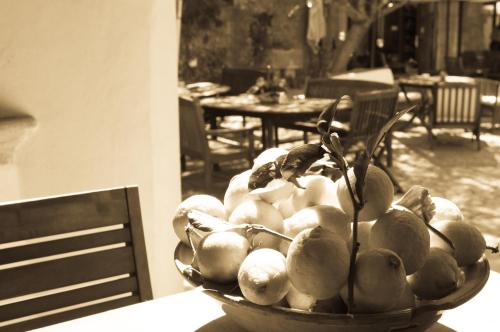 a bowl of fruit sitting on top of a table at Hotel Segles - Turismo de Interior in Campos