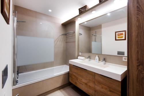 ALQUIBLA Sea views, swimming pool and parking