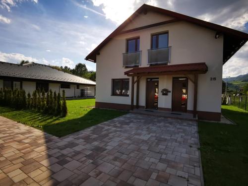 uma grande casa branca com uma entrada em Kajula em Bešeňová