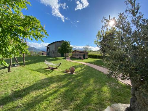 a vase sitting on the grass in a yard at L’Oca Giuliva Relais in Gaggio Montano