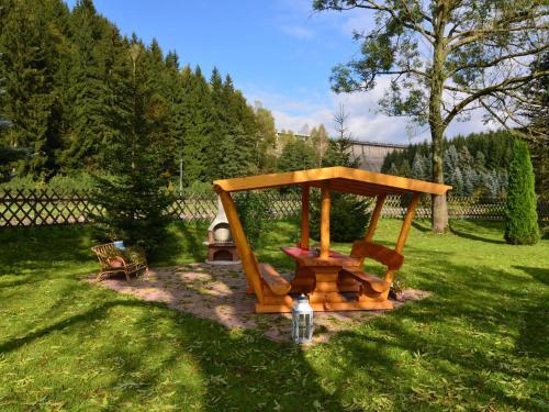 eine kleine Holzspielstruktur in einem Hof in der Unterkunft Apartment in Rauschenbach Saxony near Forest in Neuhausen