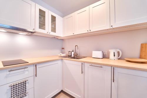 A kitchen or kitchenette at LAGUNA Apartament Polanica Residence 29
