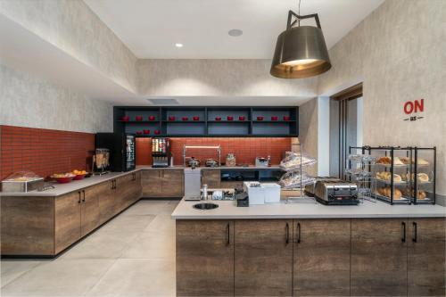 a large kitchen with aasteryasteryasteryasteryasteryasteryasteryasteryasteryasteryastery at TownePlace Suites by Marriott Nashville Midtown in Nashville