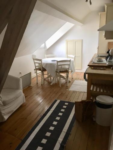 une cuisine et une salle à manger avec une table et des chaises dans l'établissement Appartement pour 4 personnes à Fort-Mahon Plage, à Fort-Mahon-Plage