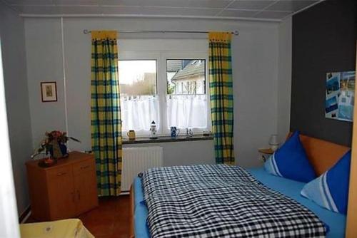 a bedroom with a bed and a window at Schlichte in Kirchdorf