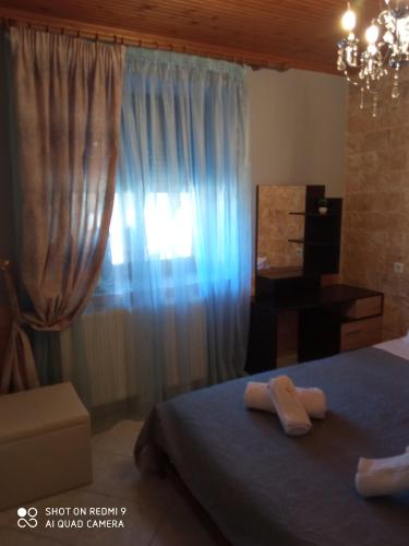 a bedroom with a bed and a dresser and a window at Annas apartment in Sikia