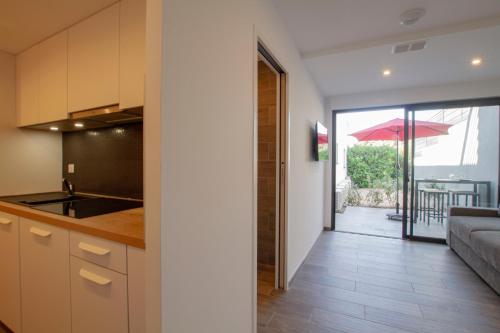 Il dispose d'une cuisine et d'un salon avec vue sur un patio. dans l'établissement STUDIO PORTICCIO AGOSTA PLAGE, à Porticcio