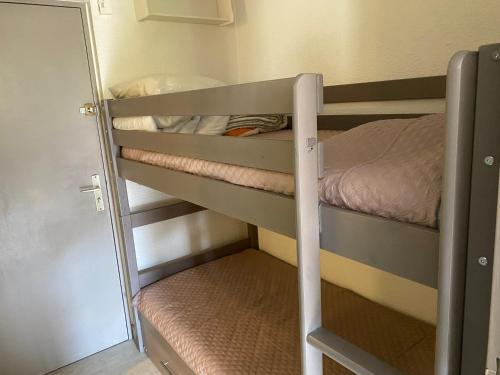 a bunk bed room with two bunk beds in a room at BALI in La Ciotat