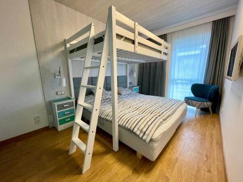 เตียงสองชั้นในห้องที่ Apartament Pogorzelica Baltic Park