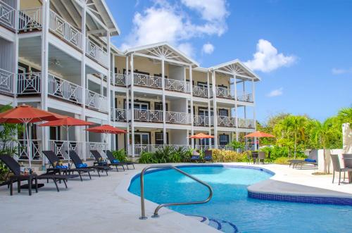 um resort com piscina e um edifício em Lantana Resort Barbados by Island Villas em Saint James