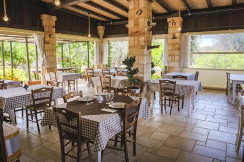 restauracja ze stołami i krzesłami w pokoju w obiekcie Tenuta Ferraro Gallipoli w mieście Gallipoli