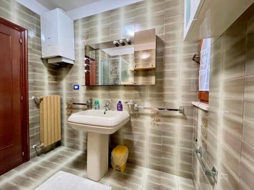 un piccolo bagno con lavandino e specchio di CASA di VENERE ad Ascoli Piceno
