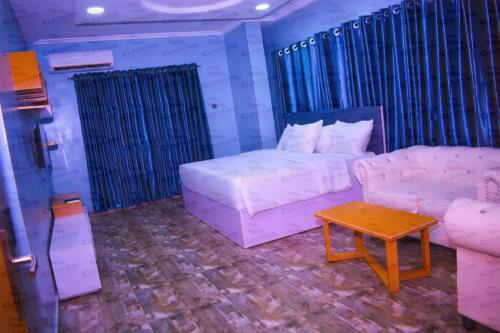 Camas Hotel & Suite Asero Abeokuta tesisinde bir odada yatak veya yataklar