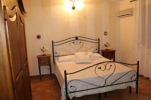 a bedroom with a bed with a white bedspread at B&B Le Foglie D'Argento in Caltabellotta